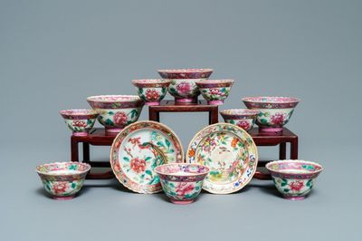Dix bols et deux soucoupes en porcelaine de Chine famille rose pour le marché Straits ou Peranakan, 19ème