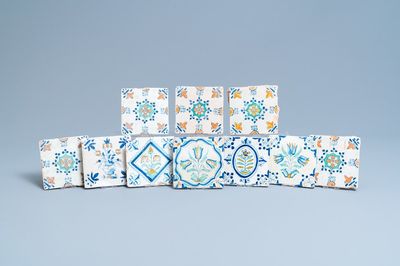 Dix carreaux en faïence de Delft polychrome à décor de fleurs et d'ornéments, 17ème