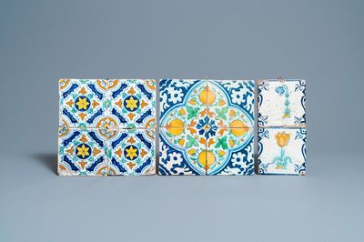 Dix carreaux en faïence de Delft polychrome à décor de fleurs et d'ornéments, 17ème
