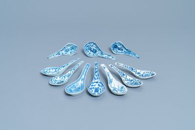 Dix cuillères en porcelaine de Chine en bleu et blanc, 19/20ème