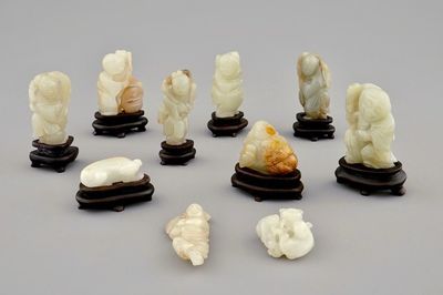Dix figures diverses en jade sculpté sur socles en bois, 19/20ème