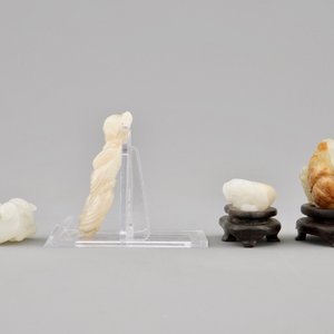 Dix figures diverses en jade sculpté sur socles en bois, 19/20ème — photo 9