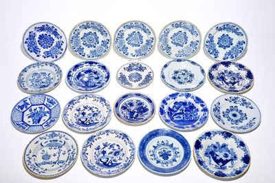 Dix-huit assiettes en faïence de Delft bleu et blanc, 18ème