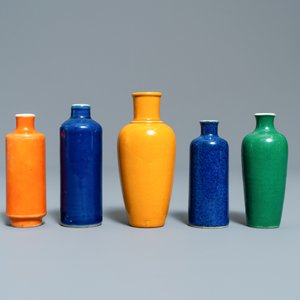 Dix-huit vases miniatures et tabatières en porcelaine de Chine monochrome, 18/20ème — photo 4