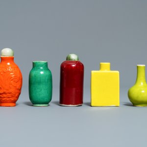 Dix-huit vases miniatures et tabatières en porcelaine de Chine monochrome, 18/20ème — photo 8