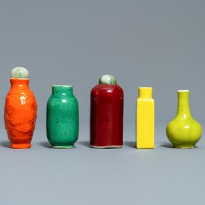 Dix-huit vases miniatures et tabatières en porcelaine de Chine monochrome, 18/20ème — photo 9
