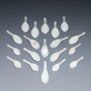 Dix-neuf cuillères en porcelaine de Chine en bleu et blanc et famille rose, 19ème — photo 2