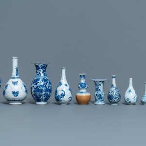 Dix petits vases en porcelaine de Chine bleu et blanc, Kangxi — photo 3