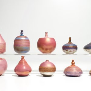 Dix petits vases modernistes aux émaux bleuâtres et roses, Perignem et Amphora, 2ème moitié du 20ème — photo 2