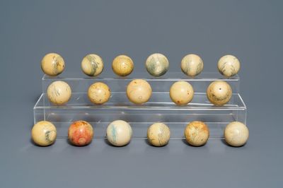 Dix-sept boules de billard en ivoire, 19ème