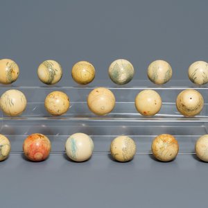 Dix-sept boules de billard en ivoire, 19ème — photo 1