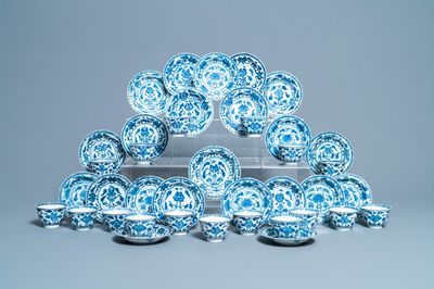 Dix-sept tasses et vingt-deux soucoupes en porcelaine de Chine en bleu et blanc à décor floral, Kangxi