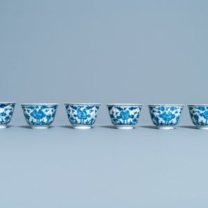 Dix-sept tasses et vingt-deux soucoupes en porcelaine de Chine en bleu et blanc à décor floral, Kangxi — photo 14