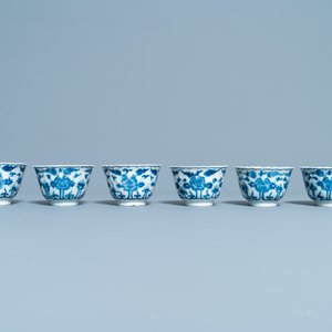 Dix-sept tasses et vingt-deux soucoupes en porcelaine de Chine en bleu et blanc à décor floral, Kangxi — photo 15