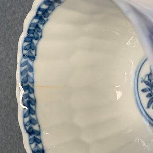 Dix-sept tasses et vingt-deux soucoupes en porcelaine de Chine en bleu et blanc à décor floral, Kangxi — photo 23