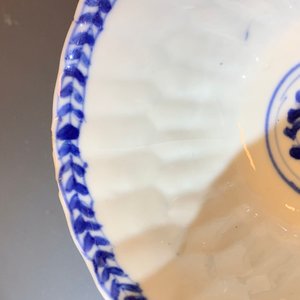 Dix-sept tasses et vingt-deux soucoupes en porcelaine de Chine en bleu et blanc à décor floral, Kangxi — photo 24