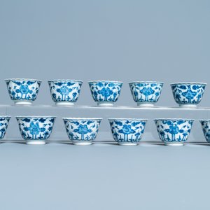 Dix-sept tasses et vingt-deux soucoupes en porcelaine de Chine en bleu et blanc à décor floral, Kangxi — photo 9