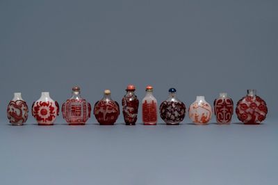 Dix tabatières en verre rouge overlay sur fond bullé et transparent, Chine, 18/20ème