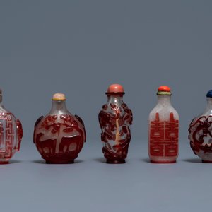 Dix tabatières en verre rouge overlay sur fond bullé et transparent, Chine, 18/20ème — photo 3