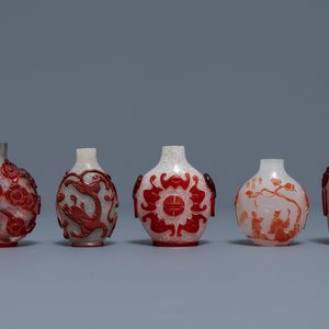 Dix tabatières en verre rouge overlay sur fond bullé et transparent, Chine, 18/20ème — photo 6