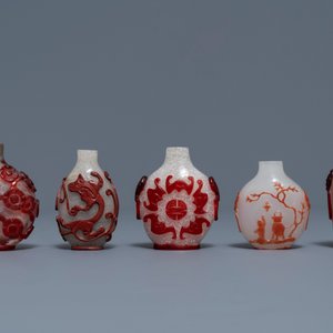 Dix tabatières en verre rouge overlay sur fond bullé et transparent, Chine, 18/20ème — photo 7