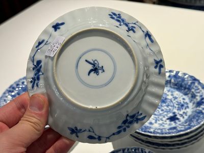 Dix tasses et quatorze soucoupes en porcelaine de Chine en bleu et blanc à décor floral, marque lingzhi, Kangxi — photo 16