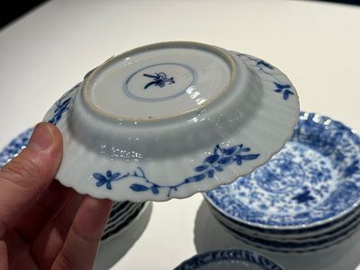 Dix tasses et quatorze soucoupes en porcelaine de Chine en bleu et blanc à décor floral, marque lingzhi, Kangxi — photo 17