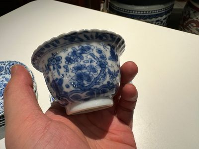 Dix tasses et quatorze soucoupes en porcelaine de Chine en bleu et blanc à décor floral, marque lingzhi, Kangxi — photo 3
