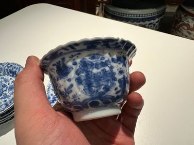 Dix tasses et quatorze soucoupes en porcelaine de Chine en bleu et blanc à décor floral, marque lingzhi, Kangxi — photo 4