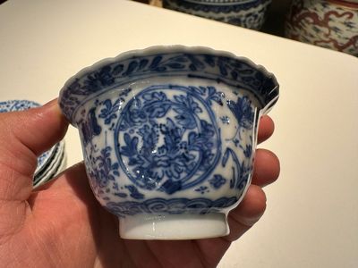 Dix tasses et quatorze soucoupes en porcelaine de Chine en bleu et blanc à décor floral, marque lingzhi, Kangxi — photo 8
