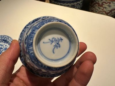 Dix tasses et quatorze soucoupes en porcelaine de Chine en bleu et blanc à décor floral, marque lingzhi, Kangxi — photo 9