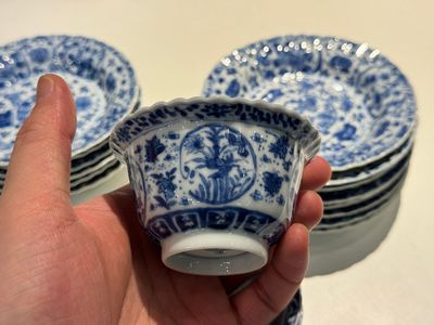 Dix tasses et quatorze soucoupes en porcelaine de Chine en bleu et blanc à décor floral, marque lingzhi, Kangxi — photo 10