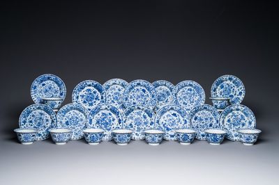 Dix tasses et quatorze soucoupes en porcelaine de Chine en bleu et blanc à décor floral, marque lingzhi, Kangxi