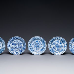 Dix tasses et quatorze soucoupes en porcelaine de Chine en bleu et blanc à décor floral, marque lingzhi, Kangxi — photo 2