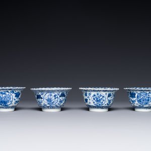 Dix tasses et quatorze soucoupes en porcelaine de Chine en bleu et blanc à décor floral, marque lingzhi, Kangxi — photo 5
