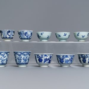 Dix tasses et soucoupes en porcelaine de Chine bleu et blanc, 18/19ème — photo 7