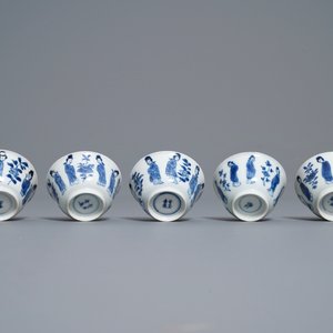 Dix tasses et soucoupes en porcelaine de Chine en bleu et blanc à décor de longues dames, Kangxi — photo 11