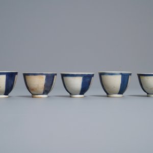 Dix tasses, un bol et un bol sur piedouche en porcelaine de Chine en bleu et blanc, épaves Hatcher et Vung Tao, époque Transition et Kangxi — photo 11