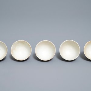 Dix tasses, un bol et un bol sur piedouche en porcelaine de Chine en bleu et blanc, épaves Hatcher et Vung Tao, époque Transition et Kangxi — photo 15
