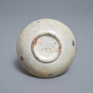 Dix tasses, un bol et un bol sur piedouche en porcelaine de Chine en bleu et blanc, épaves Hatcher et Vung Tao, époque Transition et Kangxi — photo 3