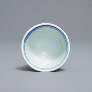 Dix tasses, un bol et un bol sur piedouche en porcelaine de Chine en bleu et blanc, épaves Hatcher et Vung Tao, époque Transition et Kangxi — photo 8