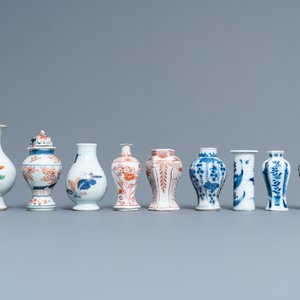 Dix vases en porcelaine en bleu et blanc, famille rose et de style Imari, la plupart Chine, Kangxi et après — photo 4