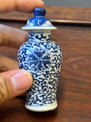 Dix vases et tabatières en porcelaine de Chine en bleu et blanc, 19ème — photo 32