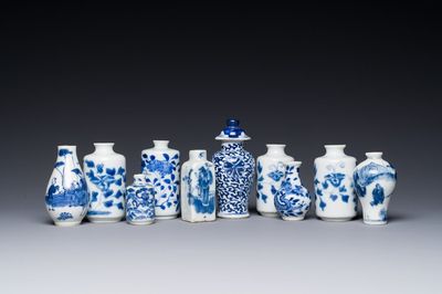 Dix vases et tabatières en porcelaine de Chine en bleu et blanc, 19ème