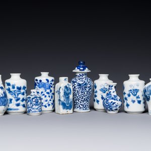 Dix vases et tabatières en porcelaine de Chine en bleu et blanc, 19ème — photo 1