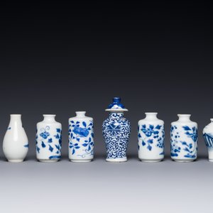 Dix vases et tabatières en porcelaine de Chine en bleu et blanc, 19ème — photo 3
