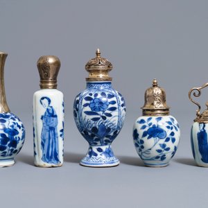 Dix vases miniatures en porcelaine de Chine bleu et blanc aux montures en argent, Kangxi — photo 2