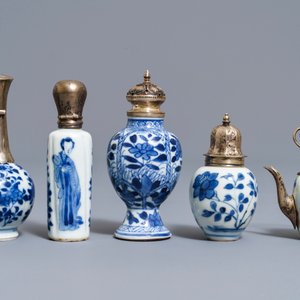 Dix vases miniatures en porcelaine de Chine bleu et blanc aux montures en argent, Kangxi — photo 3