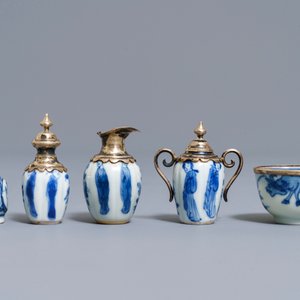 Dix vases miniatures en porcelaine de Chine bleu et blanc aux montures en argent, Kangxi — photo 5