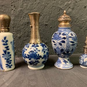 Dix vases miniatures en porcelaine de Chine bleu et blanc aux montures en argent, Kangxi — photo 8